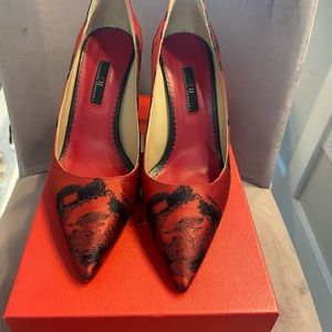 Carolina Herrera red and black satin pumps. Size 39. 3.5 inch heel